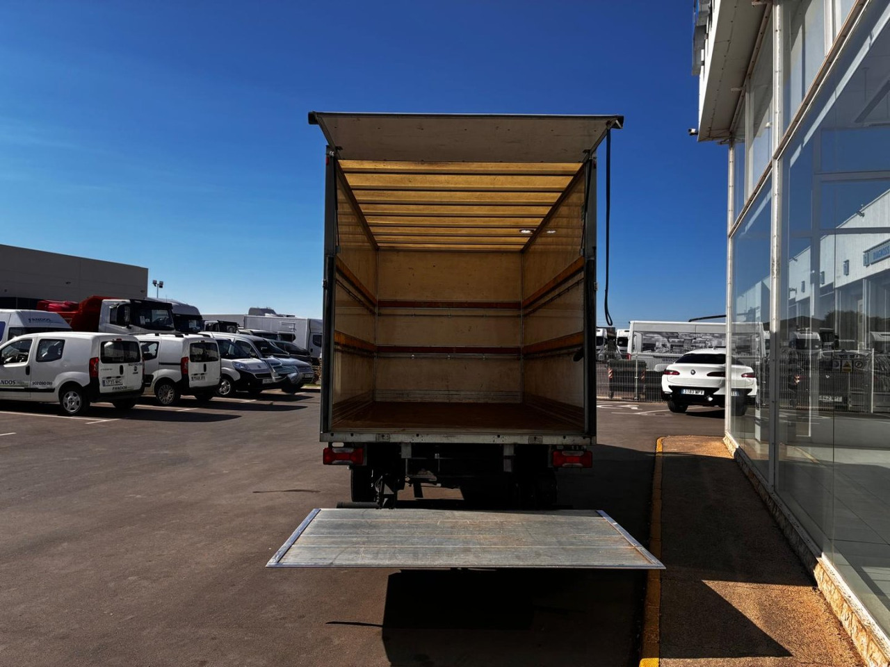 Caja cerrada con plataforma elevadora IVECO 35C16 20m3 - Dostavno vozilo sa zatvorenim sandukom: slika 5 Caja cerrada con plataforma elevadora IVECO 35C16 20m3 - Dostavno vozilo sa zatvorenim sandukom: slika 5