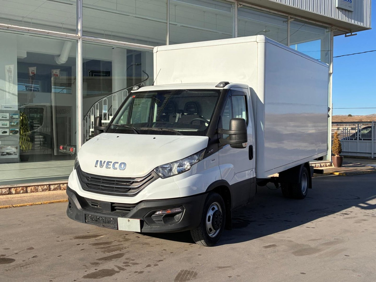 Caja cerrada con plataforma elevadora IVECO 35C16 20m3 - Dostavno vozilo sa zatvorenim sandukom: slika 1 Caja cerrada con plataforma elevadora IVECO 35C16 20m3 - Dostavno vozilo sa zatvorenim sandukom: slika 1
