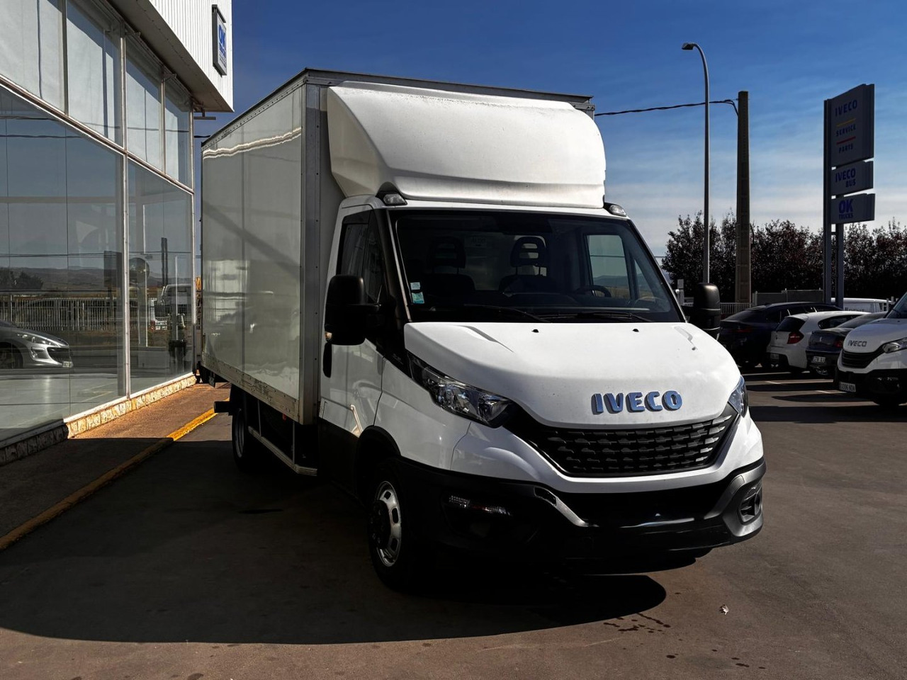 Caja cerrada con plataforma elevadora IVECO 35C16 20m3 - Dostavno vozilo sa zatvorenim sandukom: slika 3 Caja cerrada con plataforma elevadora IVECO 35C16 20m3 - Dostavno vozilo sa zatvorenim sandukom: slika 3