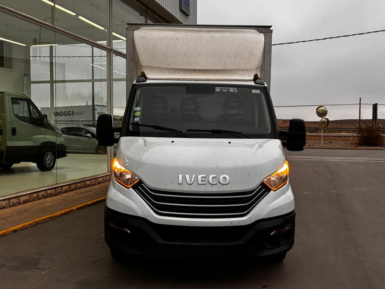 Caja cerrada con plataforma elevadora IVECO 35C16 3.0 20m3 - Dostavno vozilo sa zatvorenim sandukom: slika 2 Caja cerrada con plataforma elevadora IVECO 35C16 3.0 20m3 - Dostavno vozilo sa zatvorenim sandukom: slika 2