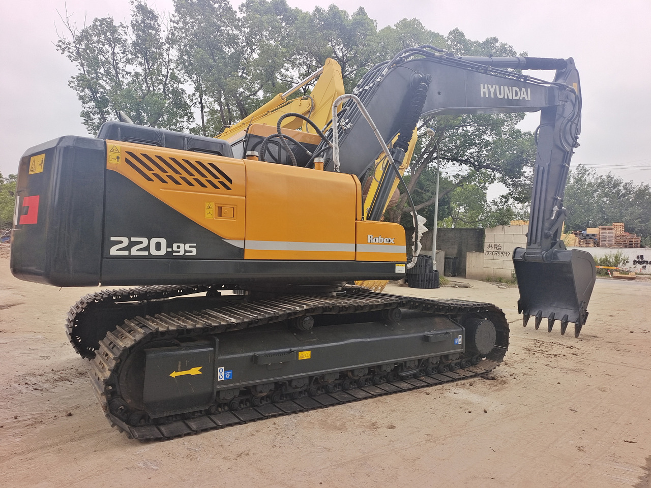 HYUNDAI 220 - 9S - Bager guseničar: slika 1 HYUNDAI 220 - 9S - Bager guseničar: slika 1