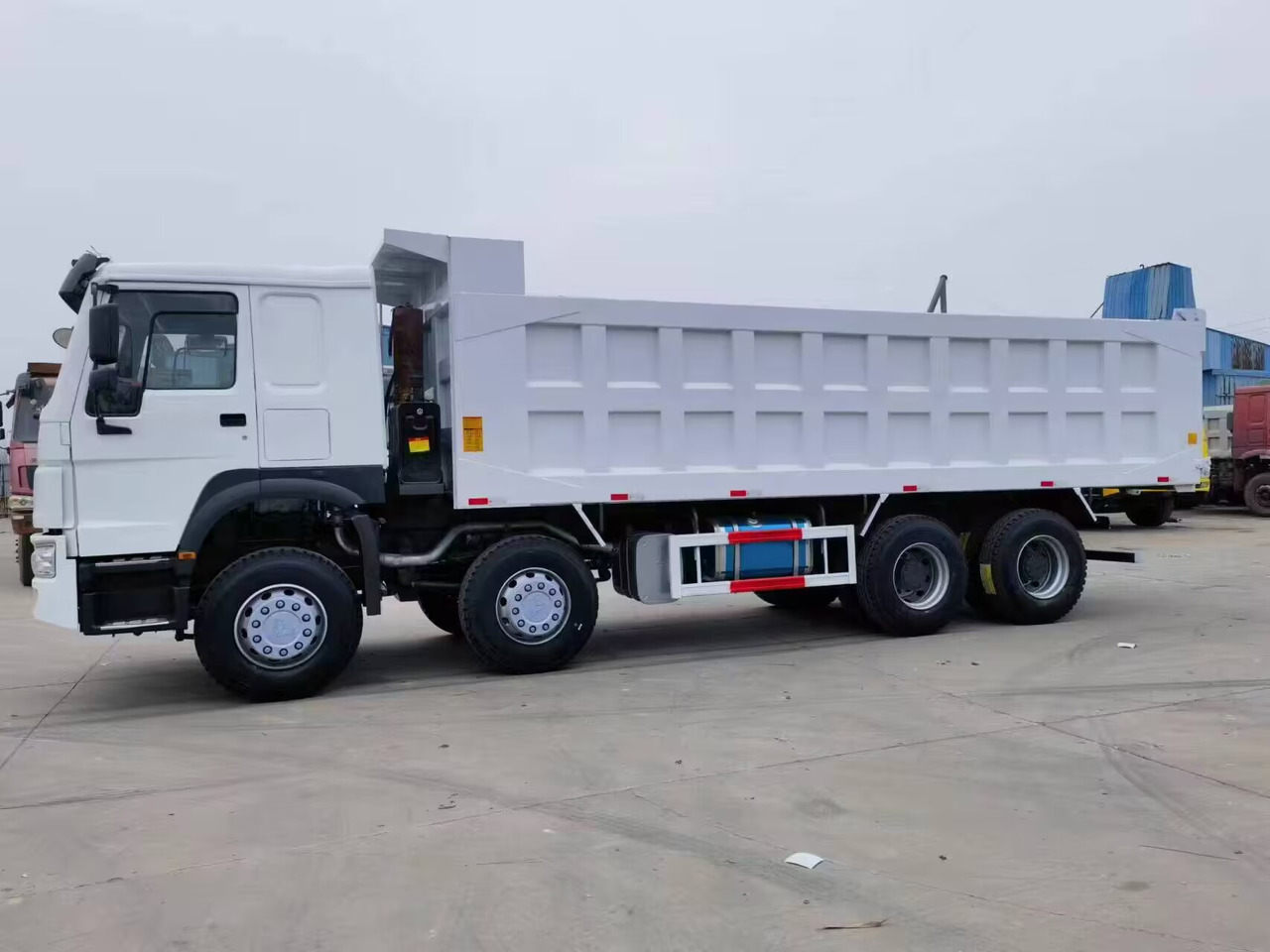 SINOTRUK HOWO 8*4 371 3780 400 420 460 HP DUMP TRUCK - Istovarivač: slika 5 SINOTRUK HOWO 8*4 371 3780 400 420 460 HP DUMP TRUCK - Istovarivač: slika 5