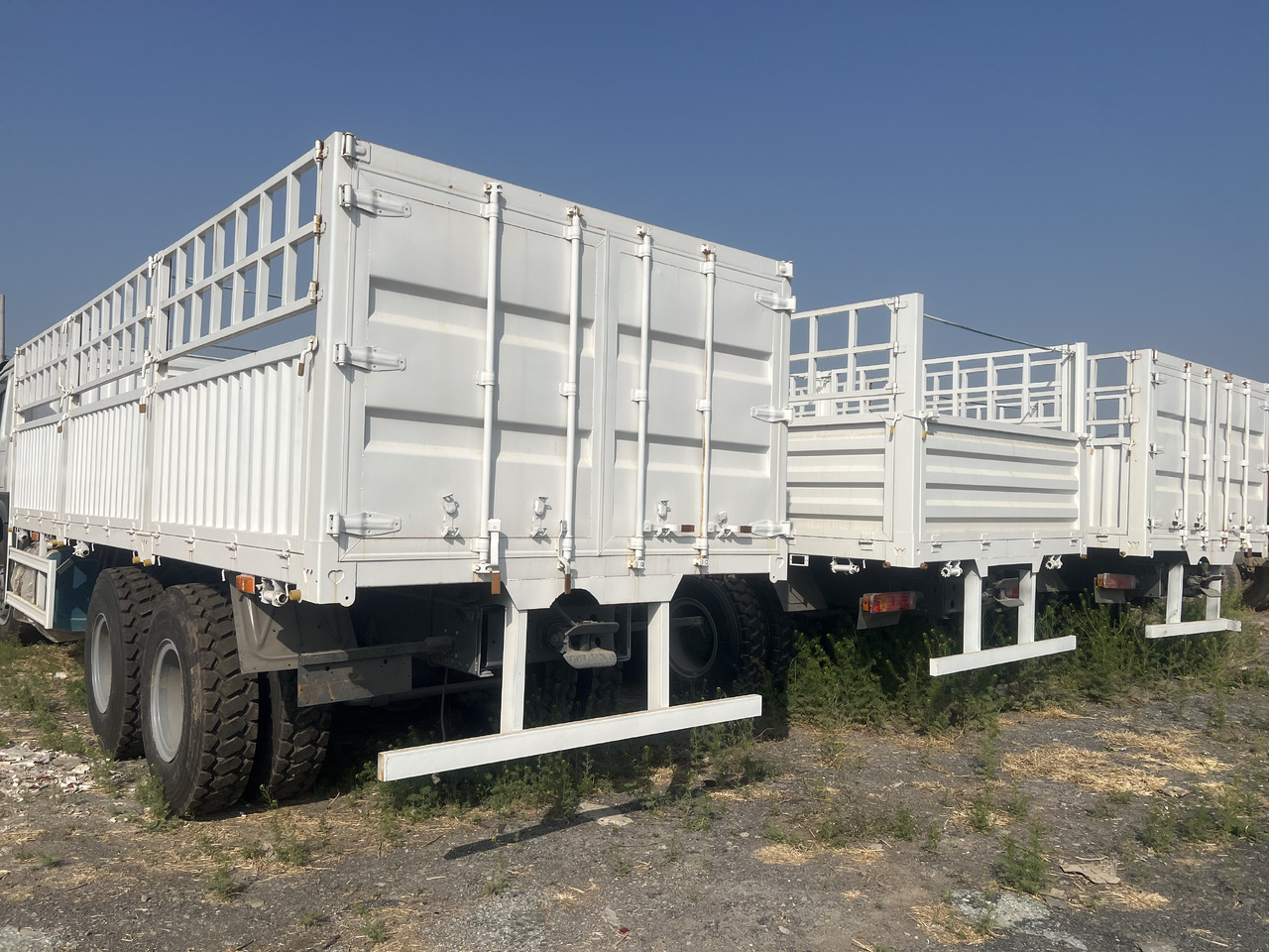 SINOTRUK HOWO DUMP TRUCK LIVESTOCK TRUCK WITH FENCE 371 380 400 420 460 HP - Kamion za prevoz stoke: slika 1 SINOTRUK HOWO DUMP TRUCK LIVESTOCK TRUCK WITH FENCE 371 380 400 420 460 HP - Kamion za prevoz stoke: slika 1