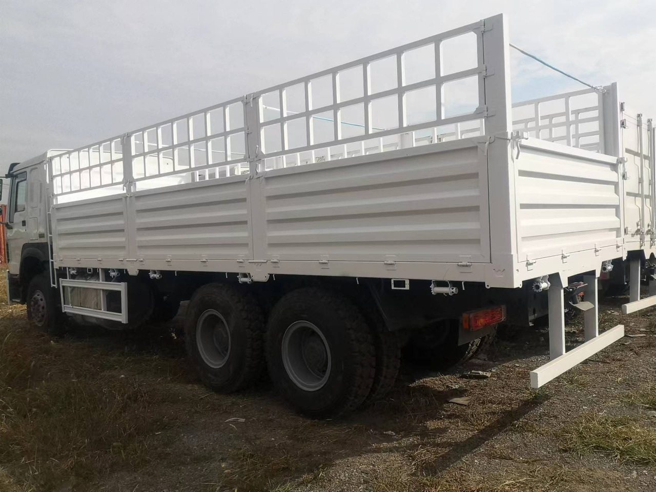 SINOTRUK HOWO LIVESTOCK DUMP TRUCK WITH FENCE - Istovarivač: slika 3 SINOTRUK HOWO LIVESTOCK DUMP TRUCK WITH FENCE - Istovarivač: slika 3