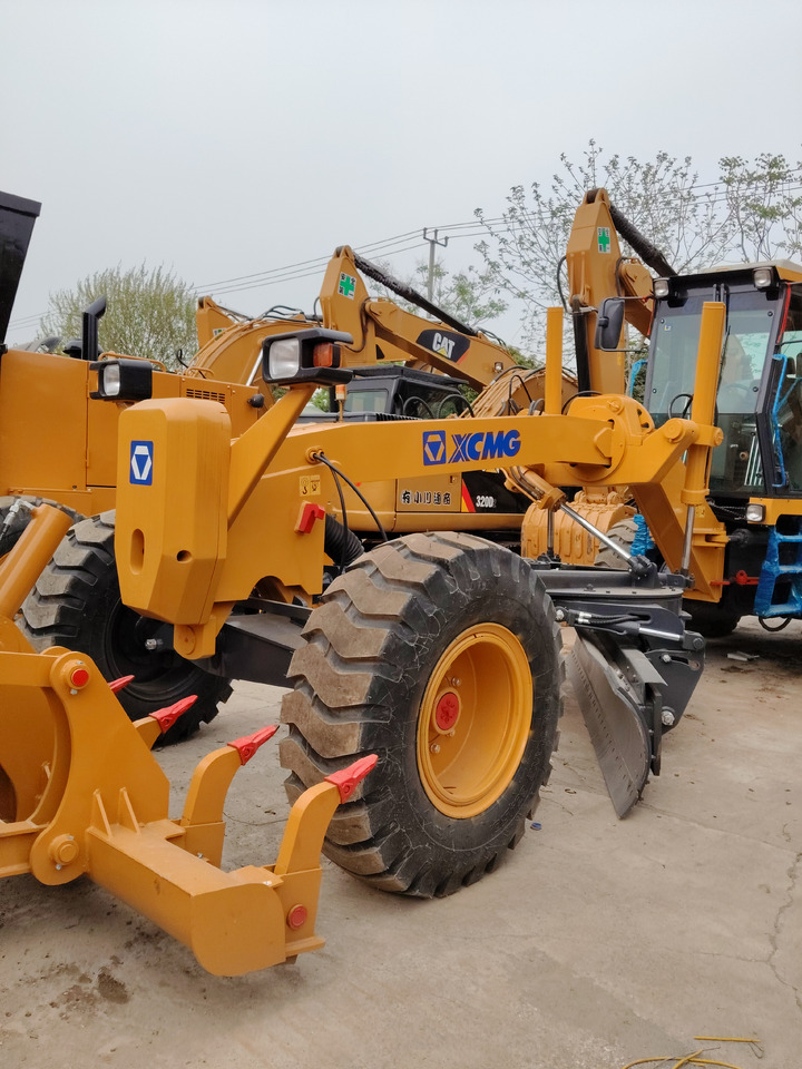 XCMG GR2153 WITH RIPPER AND FRONT BLADE - Grejder: slika 2 XCMG GR2153 WITH RIPPER AND FRONT BLADE - Grejder: slika 2