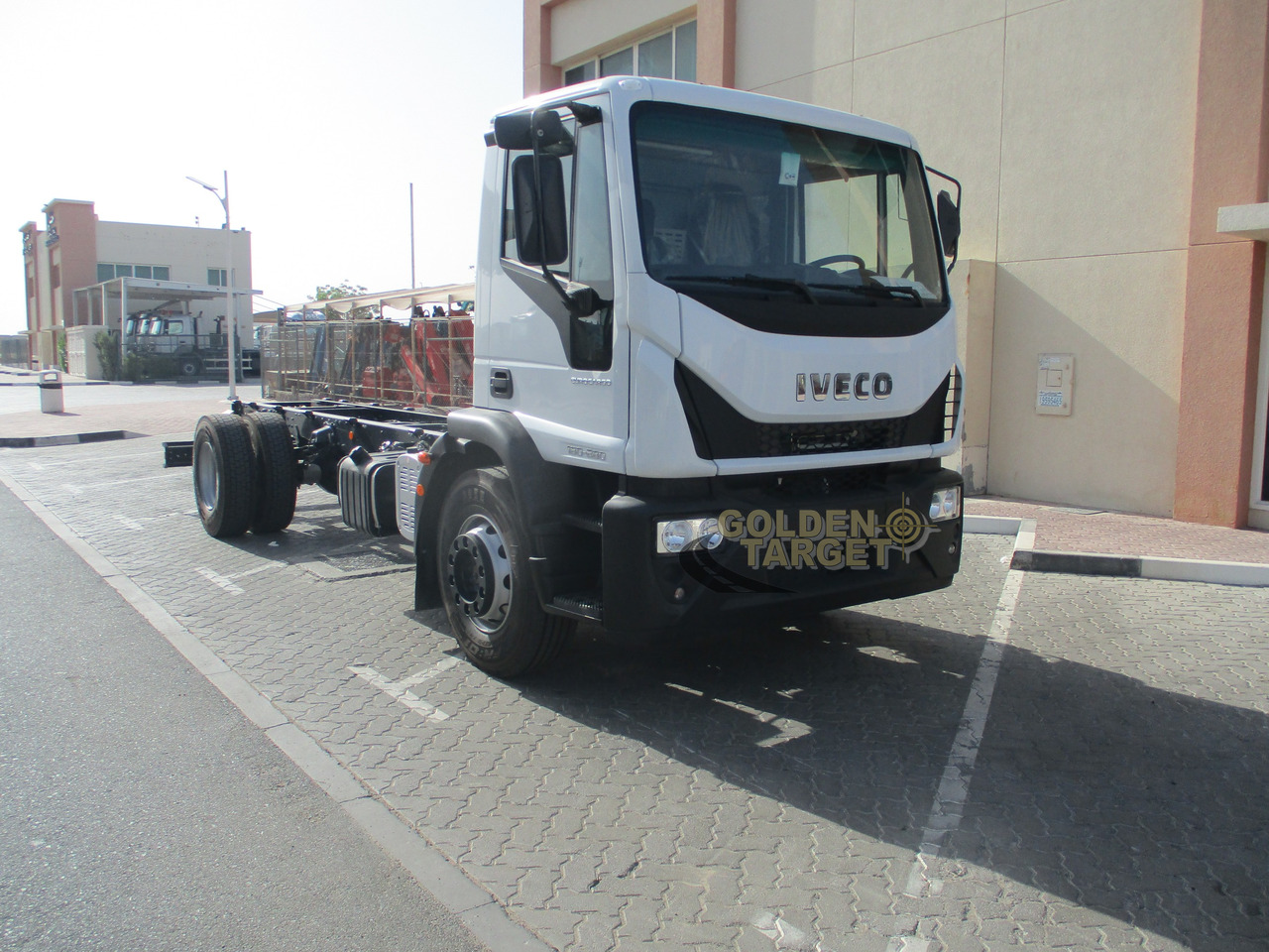 IVECO EUROCARGO 180E28 4x2 Chassis - Kamion sa golom šasijom i zatvorenom kabinom: slika 1 IVECO EUROCARGO 180E28 4x2 Chassis - Kamion sa golom šasijom i zatvorenom kabinom: slika 1
