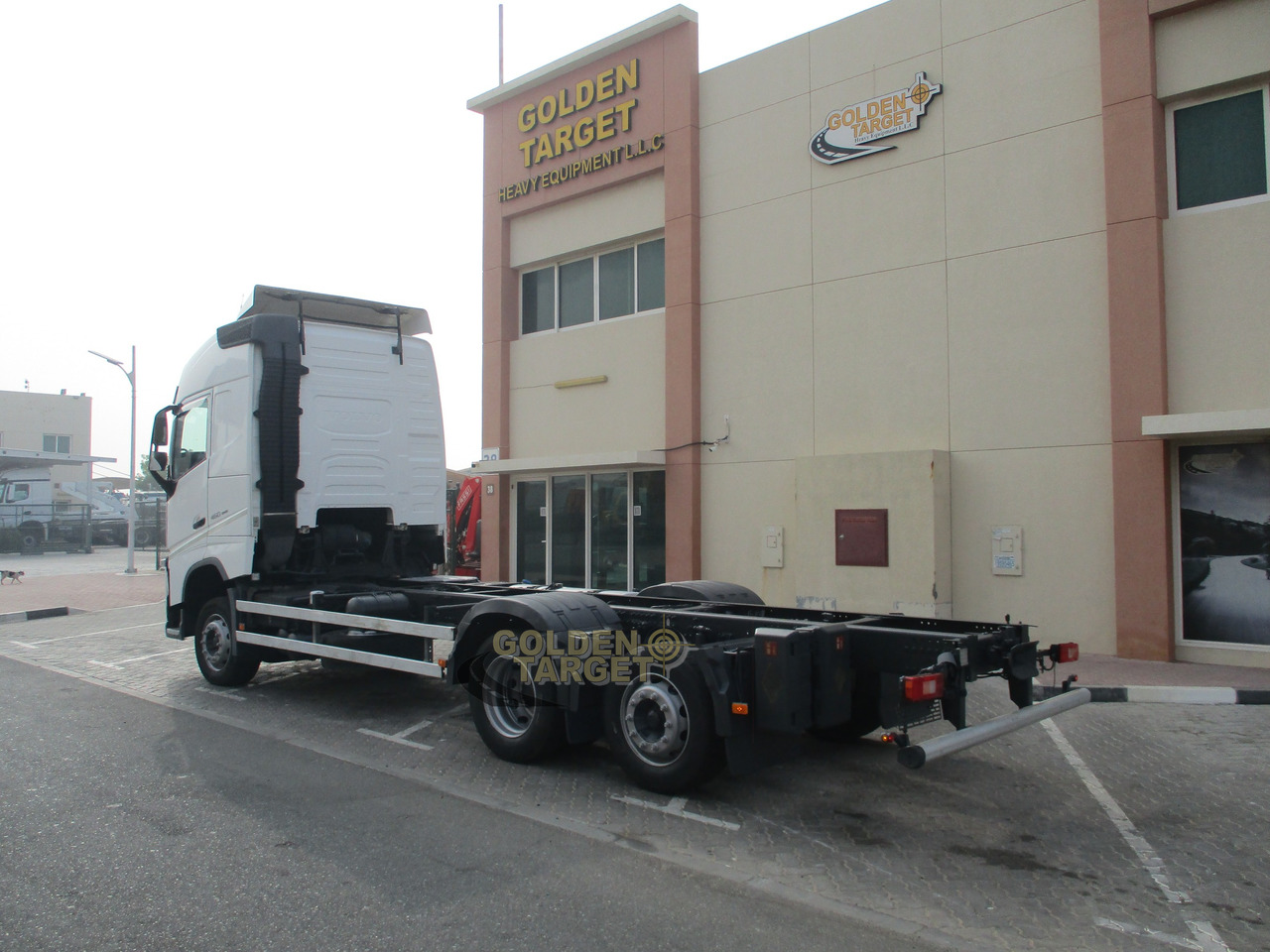 Volvo FH460 6×2 Chassis - Kamion sa golom šasijom i zatvorenom kabinom: slika 4 Volvo FH460 6×2 Chassis - Kamion sa golom šasijom i zatvorenom kabinom: slika 4