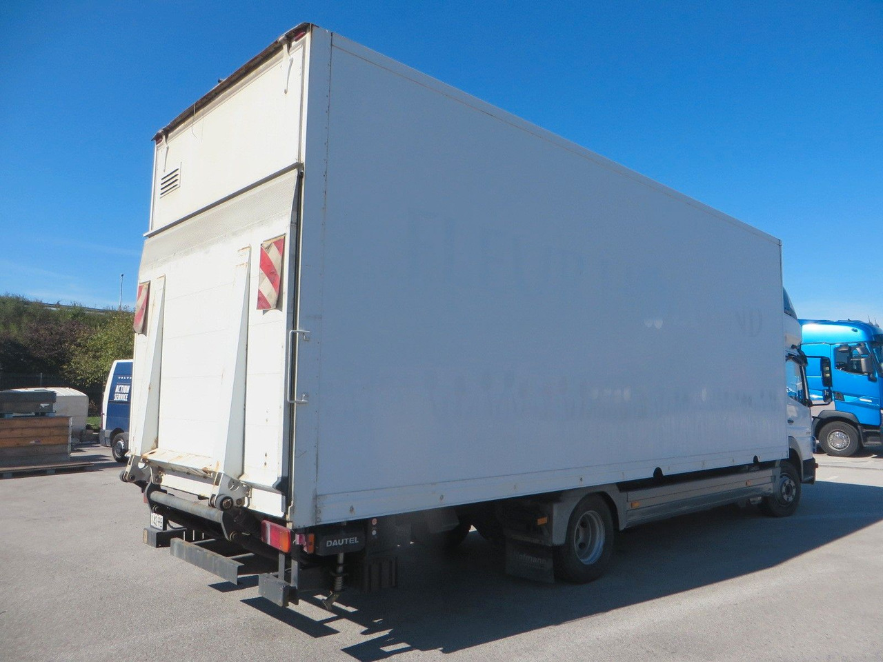 Mercedes-Benz Atego 1024 Box body with tail lift - Kamion sa zatvorenim sandukom: slika 3 Mercedes-Benz Atego 1024 Box body with tail lift - Kamion sa zatvorenim sandukom: slika 3