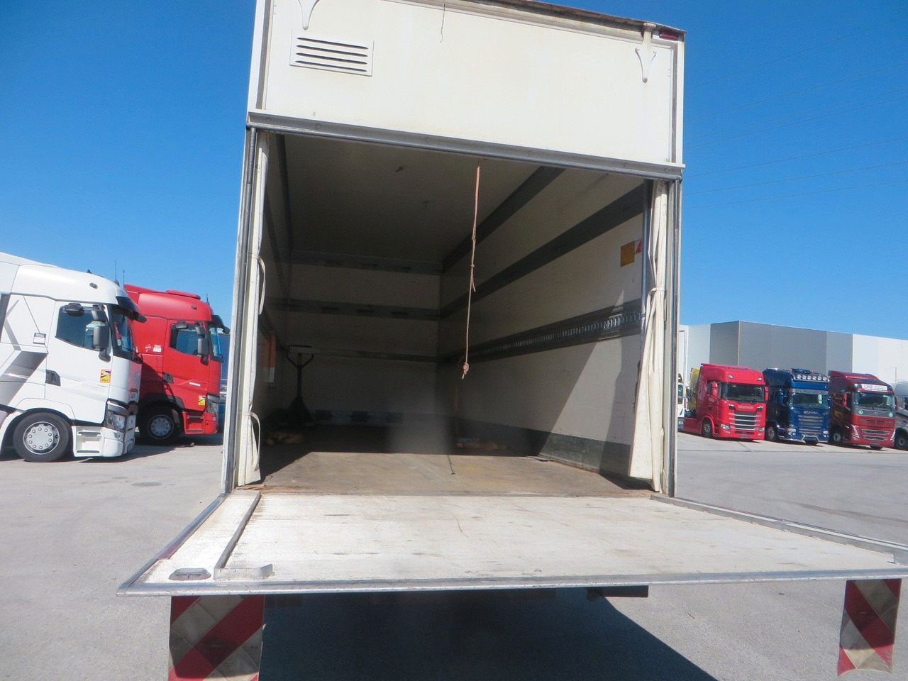 Mercedes-Benz Atego 1024 Box body with tail lift - Kamion sa zatvorenim sandukom: slika 5 Mercedes-Benz Atego 1024 Box body with tail lift - Kamion sa zatvorenim sandukom: slika 5
