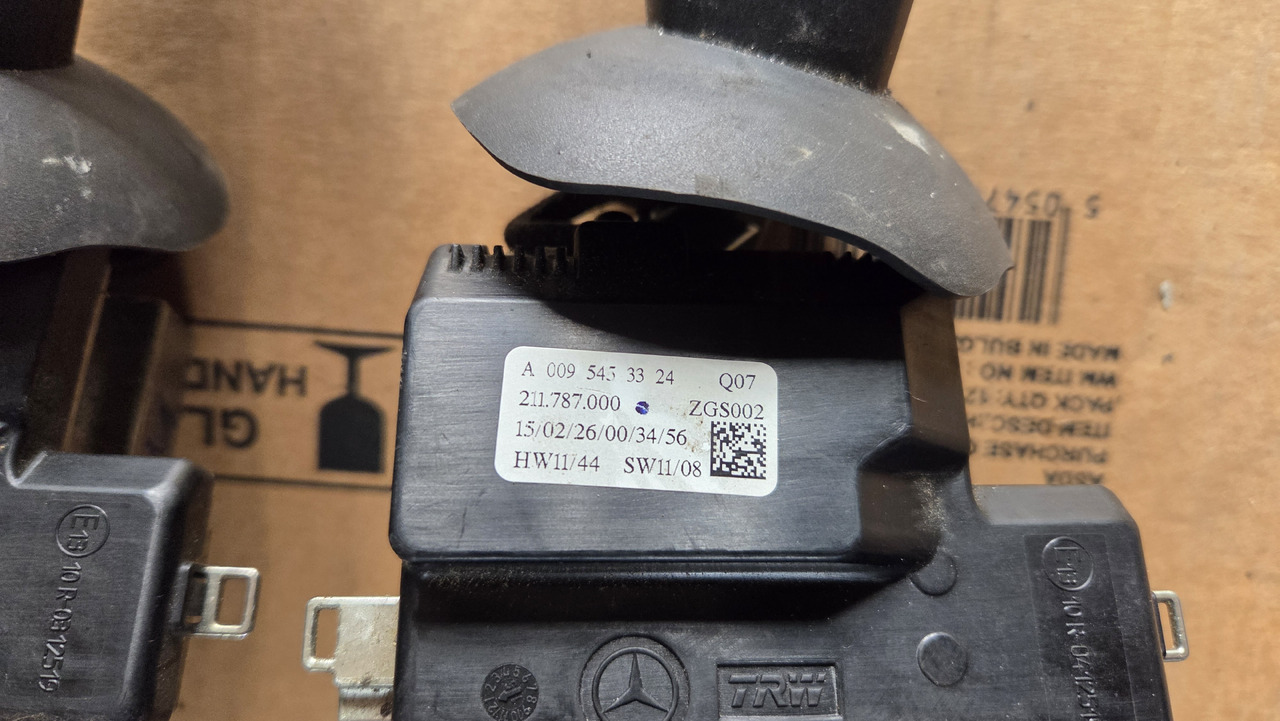 MERCEDES-BENZ ACTROS MP4 - Prekidač upravljačkog stuba za Kamion: slika 2 MERCEDES-BENZ ACTROS MP4 - Prekidač upravljačkog stuba za Kamion: slika 2