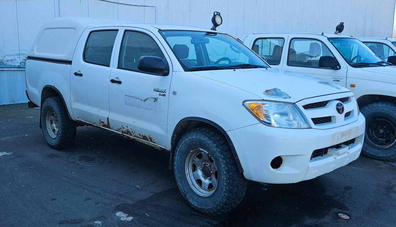 Toyota Hilux Double Cab 4x4 - SUV: slika 2 Toyota Hilux Double Cab 4x4 - SUV: slika 2