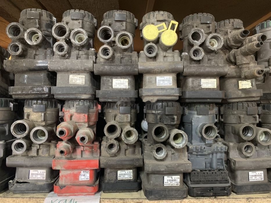 Knorr-Bremse Przód K000085 K000913 Scania Volvo RENAULT MAN K000913 K000085 K000914 - Kočioni ventil za Kamion: slika 1 Knorr-Bremse Przód K000085 K000913 Scania Volvo RENAULT MAN K000913 K000085 K000914 - Kočioni ventil za Kamion: slika 1