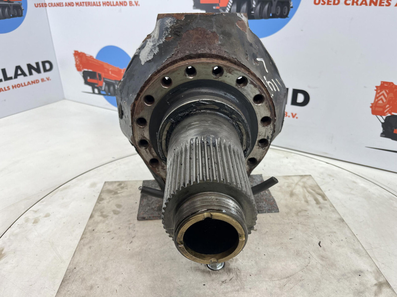 FAUN ATF 45-3 Steering knuckle 16 holes axle 3 - Rukavac točka za Kran: slika 2 FAUN ATF 45-3 Steering knuckle 16 holes axle 3 - Rukavac točka za Kran: slika 2