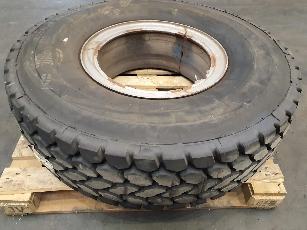 FAUN Wheel 385/95R24 3p - Kompletan točak za Kran: slika 2 FAUN Wheel 385/95R24 3p - Kompletan točak za Kran: slika 2