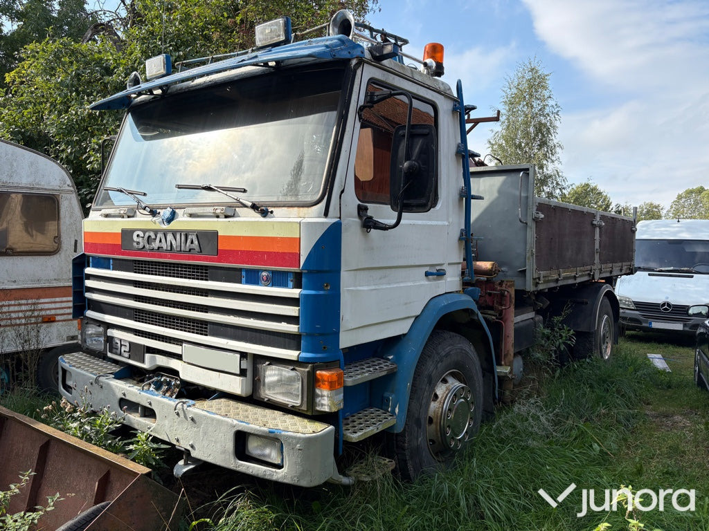Lastbil Scania P92H 4X2 med lyftkran - Kamion sa tovarnim sandukom, Kamion sa dizalicom: slika 1 Lastbil Scania P92H 4X2 med lyftkran - Kamion sa tovarnim sandukom, Kamion sa dizalicom: slika 1