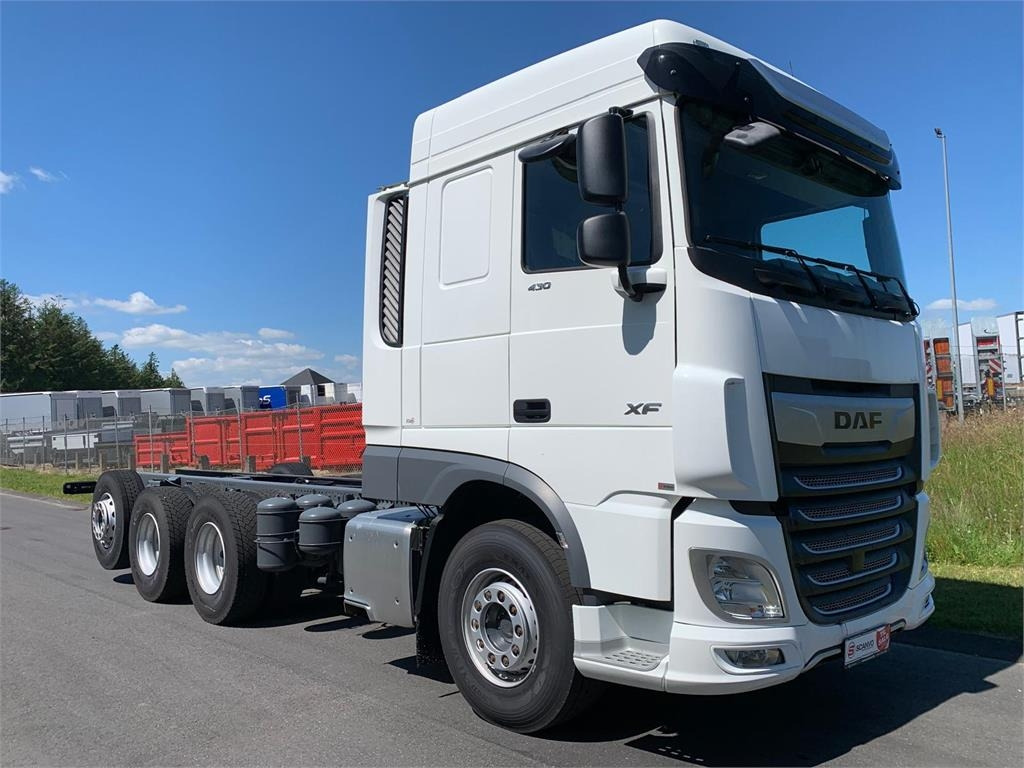 DAF XF 430 FAW 8x4*4 Tridem - Kamion za utovaranje kontejnera: slika 1 DAF XF 430 FAW 8x4*4 Tridem - Kamion za utovaranje kontejnera: slika 1
