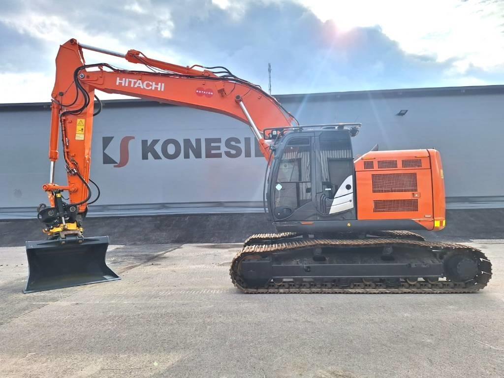 Hitachi ZX225USLC-5 PYÖRITTÄJÄLLÄ - Bager guseničar: slika 1 Hitachi ZX225USLC-5 PYÖRITTÄJÄLLÄ - Bager guseničar: slika 1