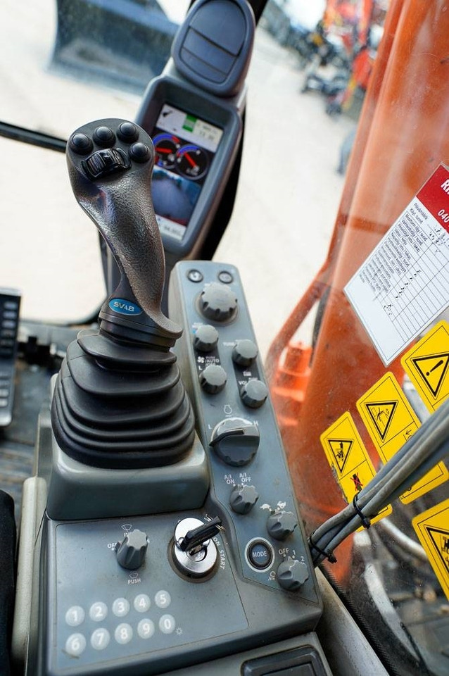 Lizing Hitachi ZX225USLC-5B MARTTIINILLA  Hitachi ZX225USLC-5B MARTTIINILLA: slika 22 Lizing Hitachi ZX225USLC-5B MARTTIINILLA  Hitachi ZX225USLC-5B MARTTIINILLA: slika 22