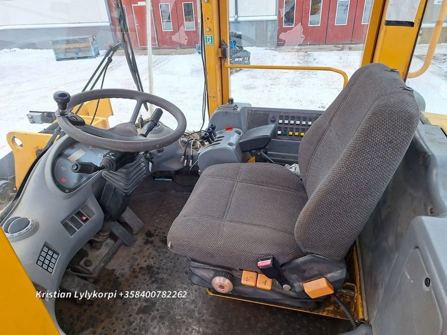 Utovarivač točkaš Volvo L120E: slika 33
