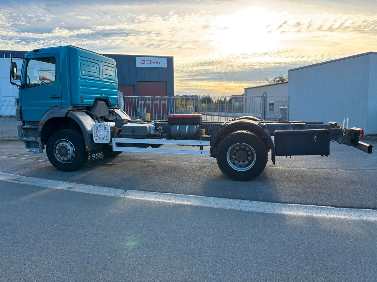 Mercedes-Benz Atego 1823. 6 Zylinder. - Kamion sa golom šasijom i zatvorenom kabinom: slika 3 Mercedes-Benz Atego 1823. 6 Zylinder. - Kamion sa golom šasijom i zatvorenom kabinom: slika 3