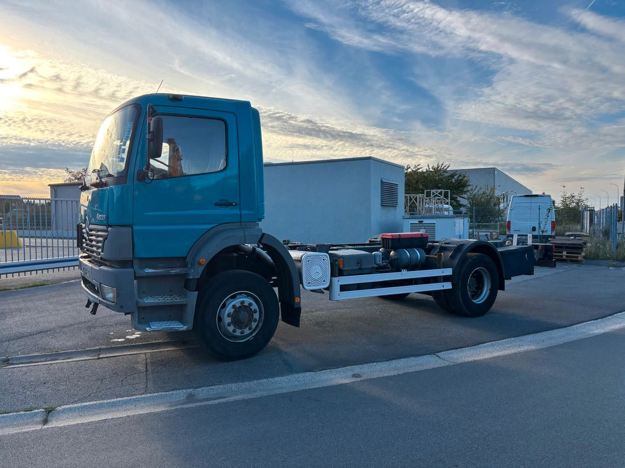 Mercedes-Benz Atego 1823. 6 Zylinder. - Kamion sa golom šasijom i zatvorenom kabinom: slika 2 Mercedes-Benz Atego 1823. 6 Zylinder. - Kamion sa golom šasijom i zatvorenom kabinom: slika 2
