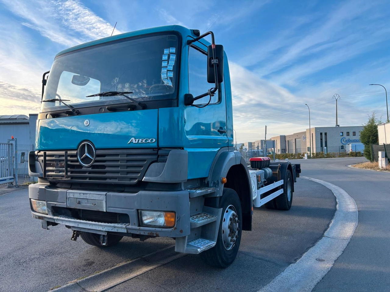 Mercedes-Benz Atego 1823. 6 Zylinder. - Kamion sa golom šasijom i zatvorenom kabinom: slika 1 Mercedes-Benz Atego 1823. 6 Zylinder. - Kamion sa golom šasijom i zatvorenom kabinom: slika 1