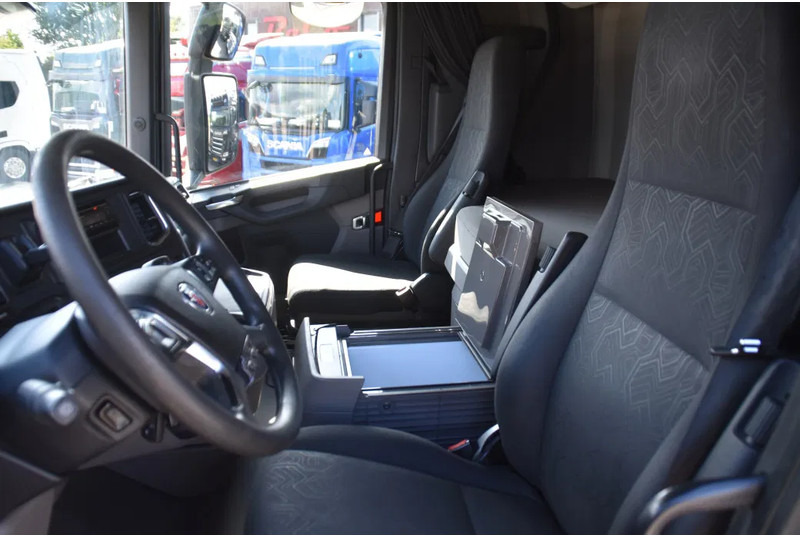 Scania S450 NGS 4x2NB - FULL AIR - RETARDER - ACC - AIRCO - 2 x FUEL TANKS - TOP CONDITION - - Tegljač: slika 5 Scania S450 NGS 4x2NB - FULL AIR - RETARDER - ACC - AIRCO - 2 x FUEL TANKS - TOP CONDITION - - Tegljač: slika 5