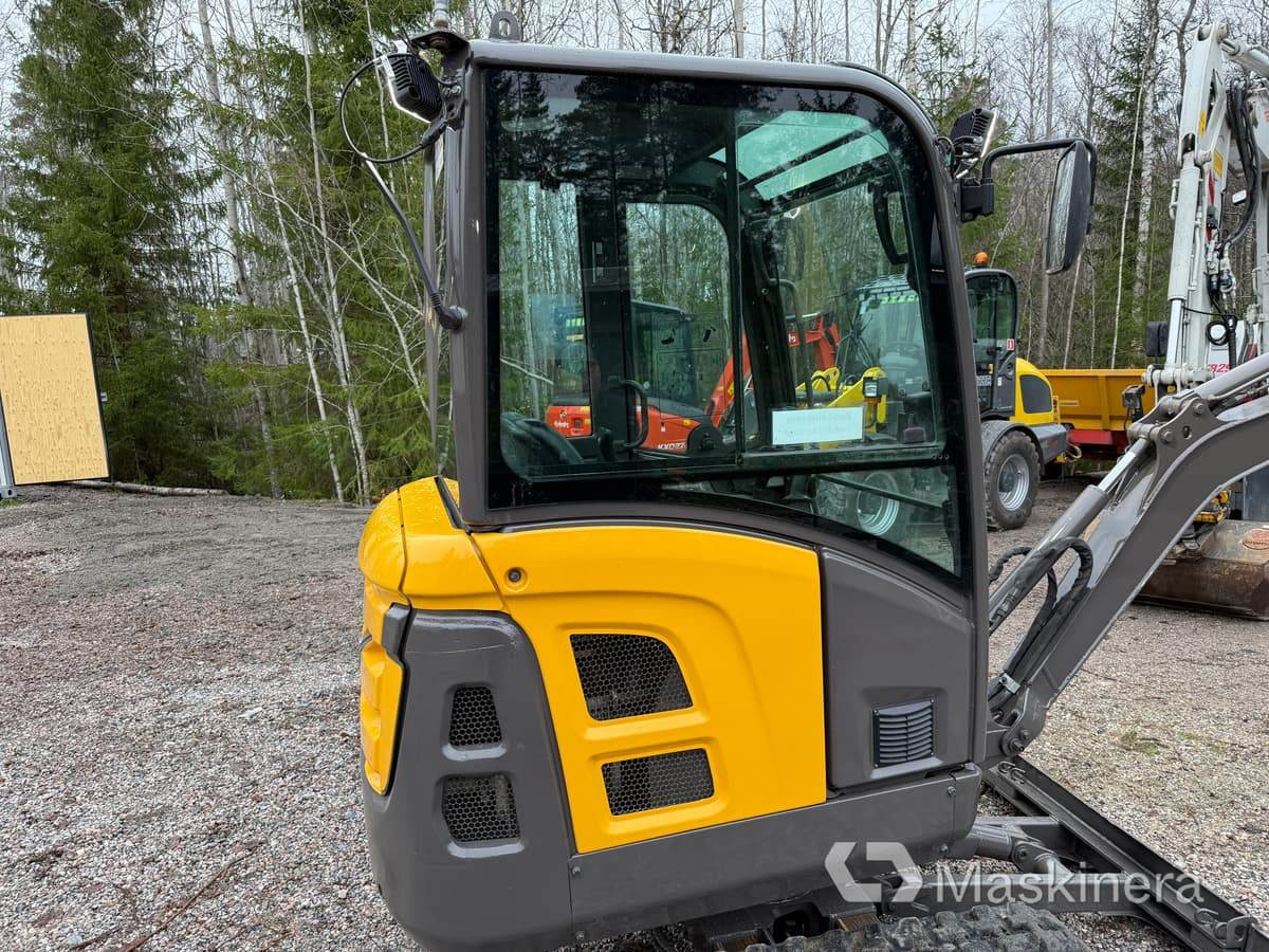 Bager guseničar Grävmaskin Volvo EC18C med redskap: slika 28