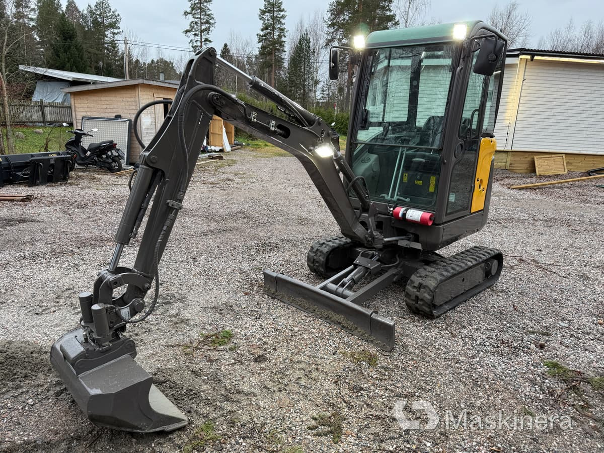 Grävmaskin Volvo EC18C med redskap - Bager guseničar: slika 1 Grävmaskin Volvo EC18C med redskap - Bager guseničar: slika 1