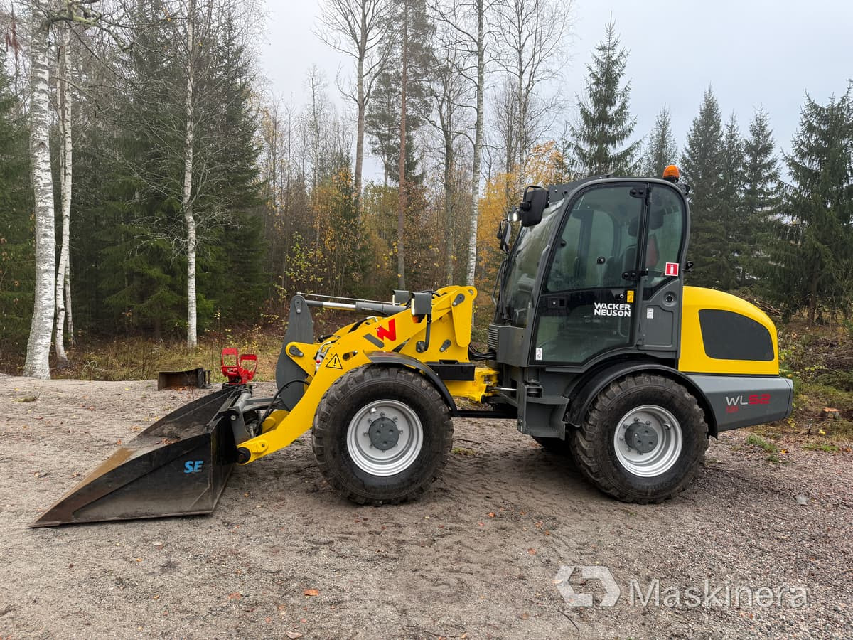 Wacker Neuson WL52 RL50 Hjullastare Wacker Neuson WL52 med Vagn och många redskap - Utovarivač točkaš: slika 2 Wacker Neuson WL52 RL50 Hjullastare Wacker Neuson WL52 med Vagn och många redskap - Utovarivač točkaš: slika 2