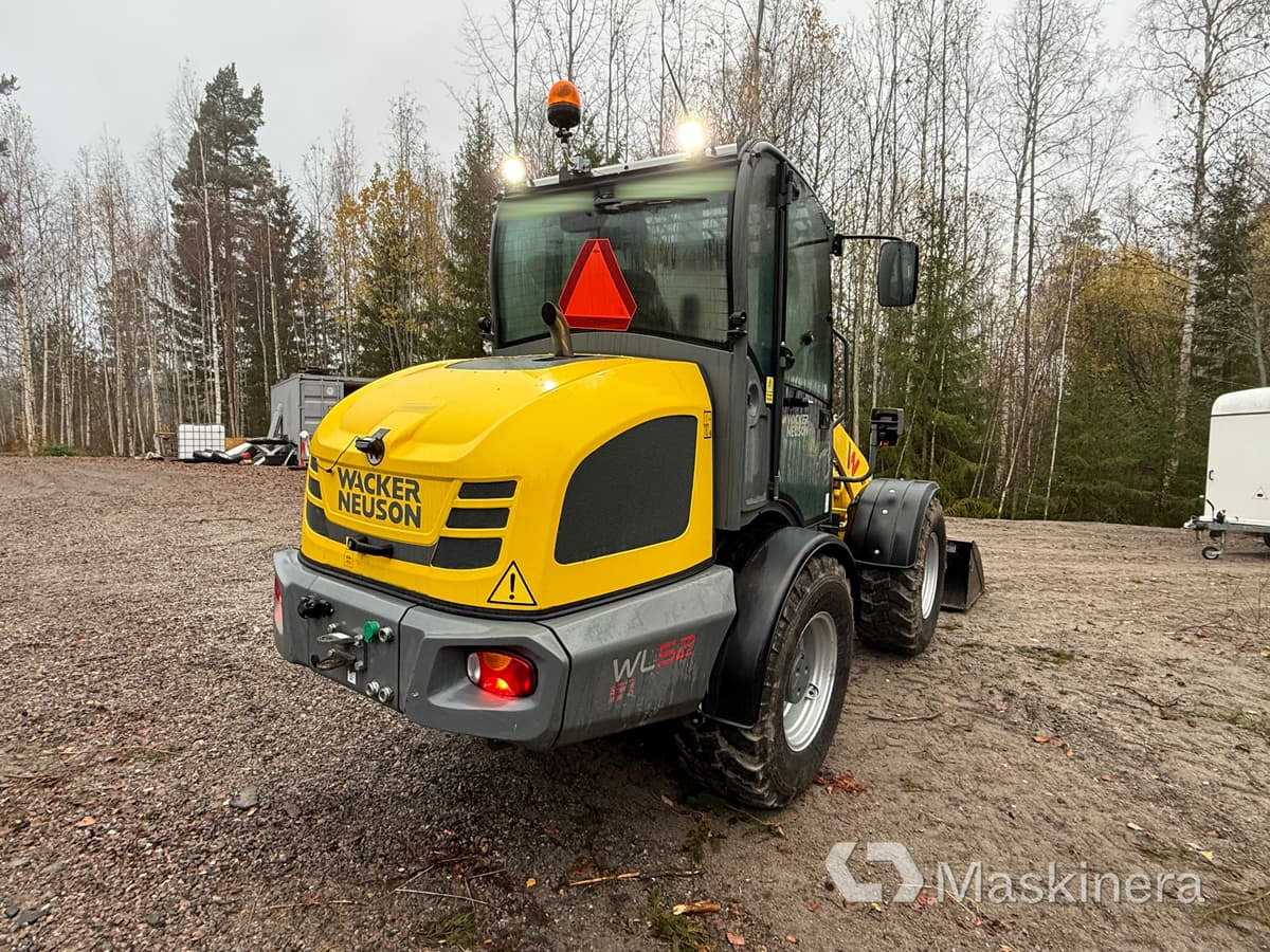 Wacker Neuson WL52 RL50 Hjullastare Wacker Neuson WL52 med Vagn och många redskap - Utovarivač točkaš: slika 5 Wacker Neuson WL52 RL50 Hjullastare Wacker Neuson WL52 med Vagn och många redskap - Utovarivač točkaš: slika 5