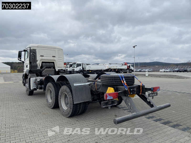 MAN TGS 33.400 6X4 NEW 6x4 chassis Big-Axle Manual Airco EURO 2 - Kamion sa golom šasijom i zatvorenom kabinom: slika 2 MAN TGS 33.400 6X4 NEW 6x4 chassis Big-Axle Manual Airco EURO 2 - Kamion sa golom šasijom i zatvorenom kabinom: slika 2
