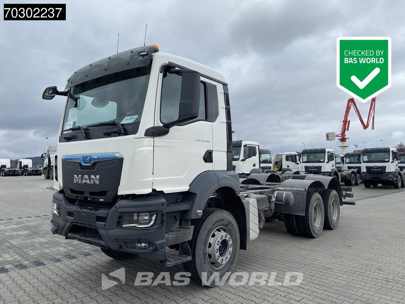 MAN TGS 33.400 6X4 NEW 6x4 chassis Big-Axle Manual Airco EURO 2 - Kamion sa golom šasijom i zatvorenom kabinom: slika 1 MAN TGS 33.400 6X4 NEW 6x4 chassis Big-Axle Manual Airco EURO 2 - Kamion sa golom šasijom i zatvorenom kabinom: slika 1