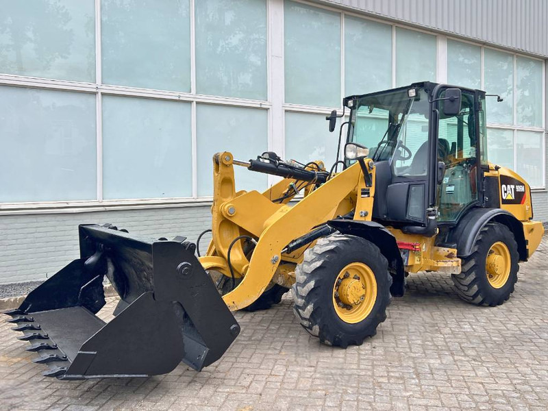 Cat 906 M 2016 - Utovarivač točkaš: slika 1 Cat 906 M 2016 - Utovarivač točkaš: slika 1