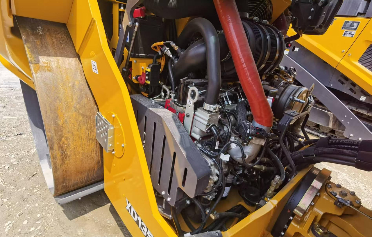 XCMG 13ton used small double drum steel road roller XD135TIV - Valjak za puteve: slika 3 XCMG 13ton used small double drum steel road roller XD135TIV - Valjak za puteve: slika 3