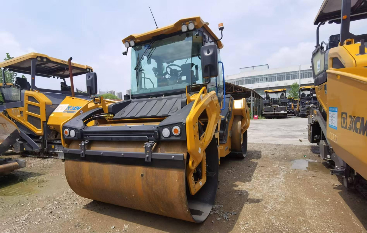 XCMG 13ton used small double drum steel road roller XD135TIV - Valjak za puteve: slika 5 XCMG 13ton used small double drum steel road roller XD135TIV - Valjak za puteve: slika 5