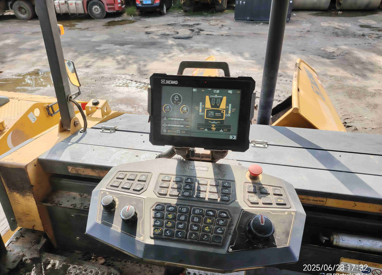 XCMG RP905HDIV used hydraulic mobile asphalt paver - Asfaltni finišer: slika 4 XCMG RP905HDIV used hydraulic mobile asphalt paver - Asfaltni finišer: slika 4