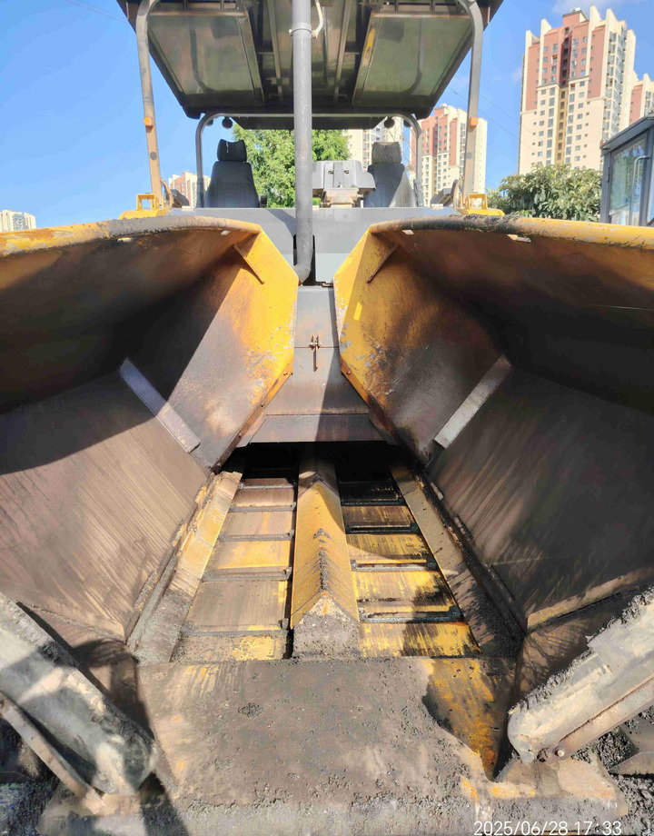 XCMG RP905HDIV used hydraulic mobile asphalt paver - Asfaltni finišer: slika 5 XCMG RP905HDIV used hydraulic mobile asphalt paver - Asfaltni finišer: slika 5