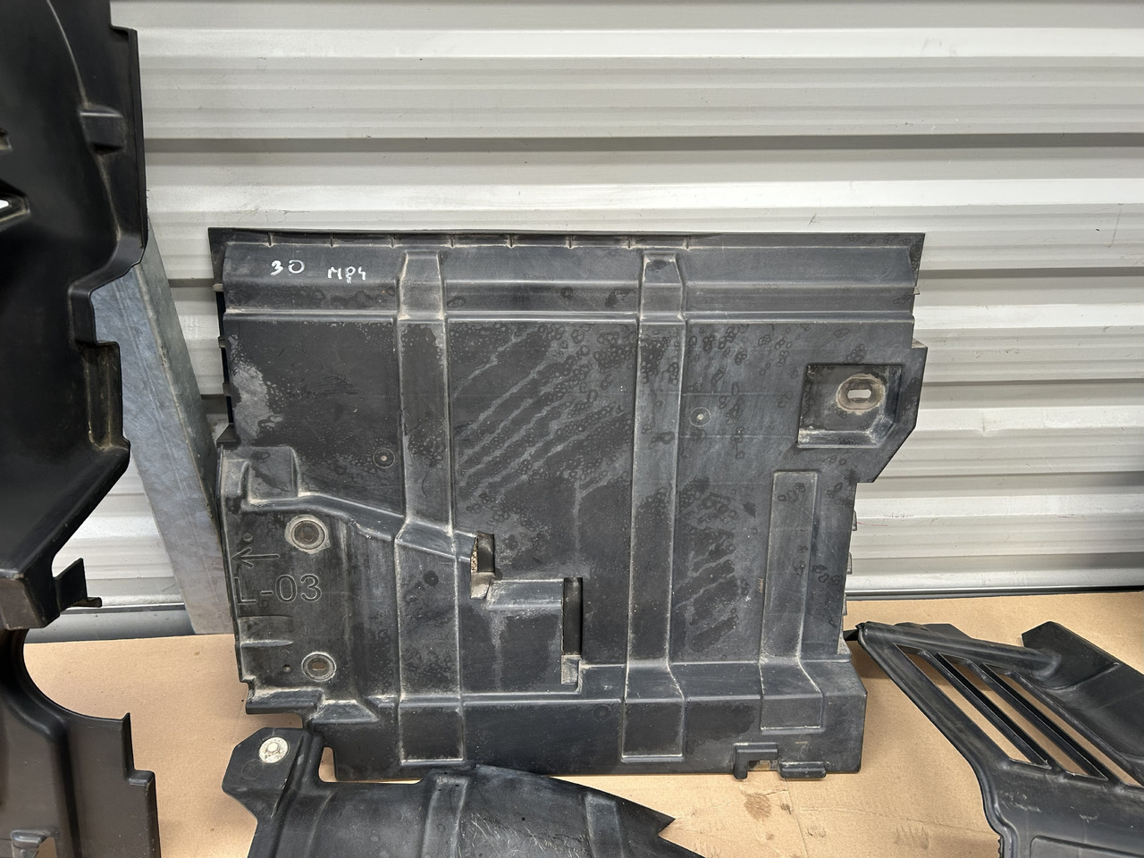 MERCEDES-BENZ ACTROS MP4 BIGSPACE ENGINE SOUNDPROOFING COVER KIT - Karoserija i eksterijer za Kamion: slika 3 MERCEDES-BENZ ACTROS MP4 BIGSPACE ENGINE SOUNDPROOFING COVER KIT - Karoserija i eksterijer za Kamion: slika 3