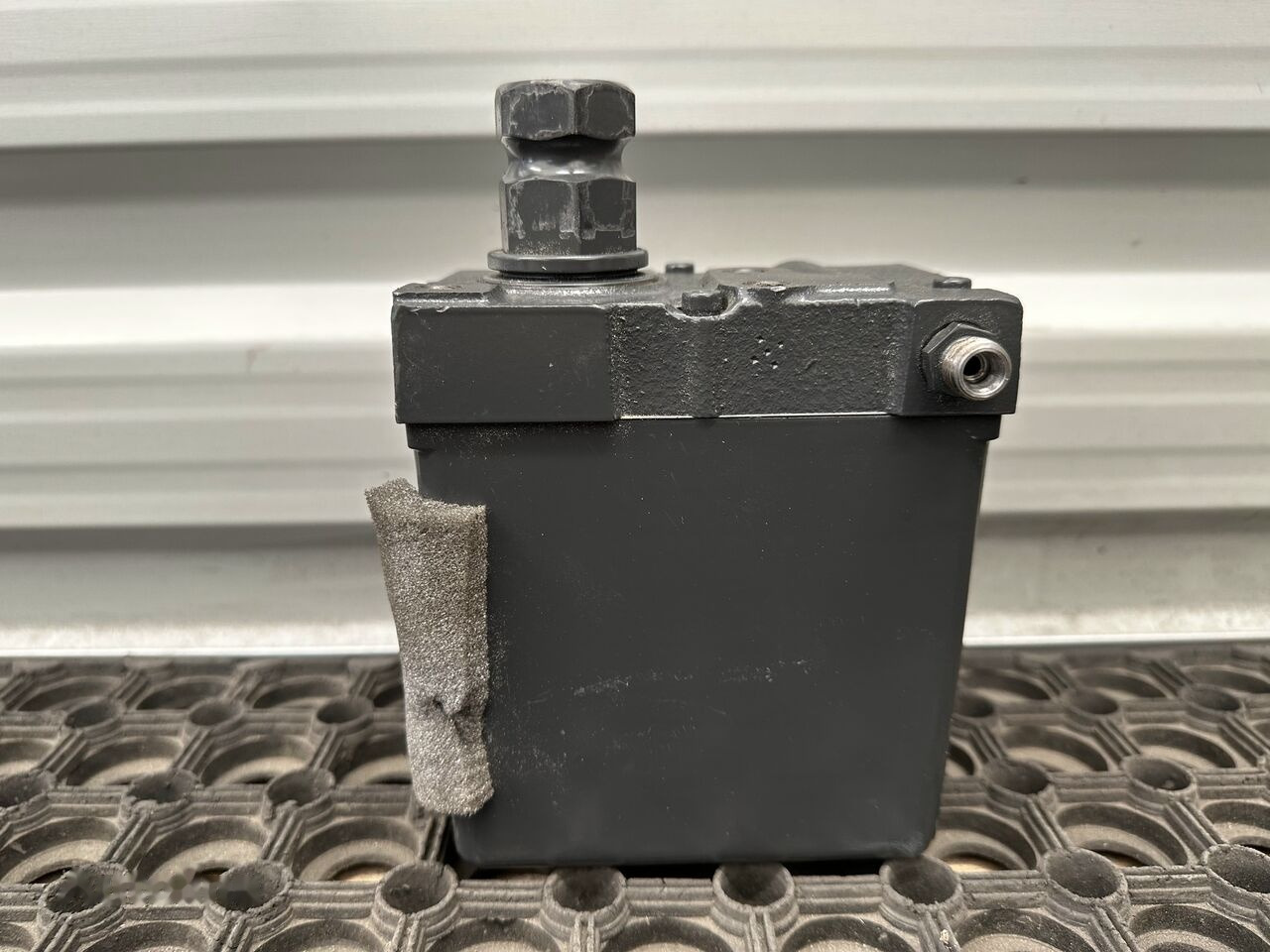 POMPKA PODNOSZENIA KABINY A9605530001 ACTROS MP4 Mercedes-Benz ACTROS MP4 A9605530001 truck - Hidraulična pumpa za Kamion: slika 1 POMPKA PODNOSZENIA KABINY A9605530001 ACTROS MP4 Mercedes-Benz ACTROS MP4 A9605530001 truck - Hidraulična pumpa za Kamion: slika 1