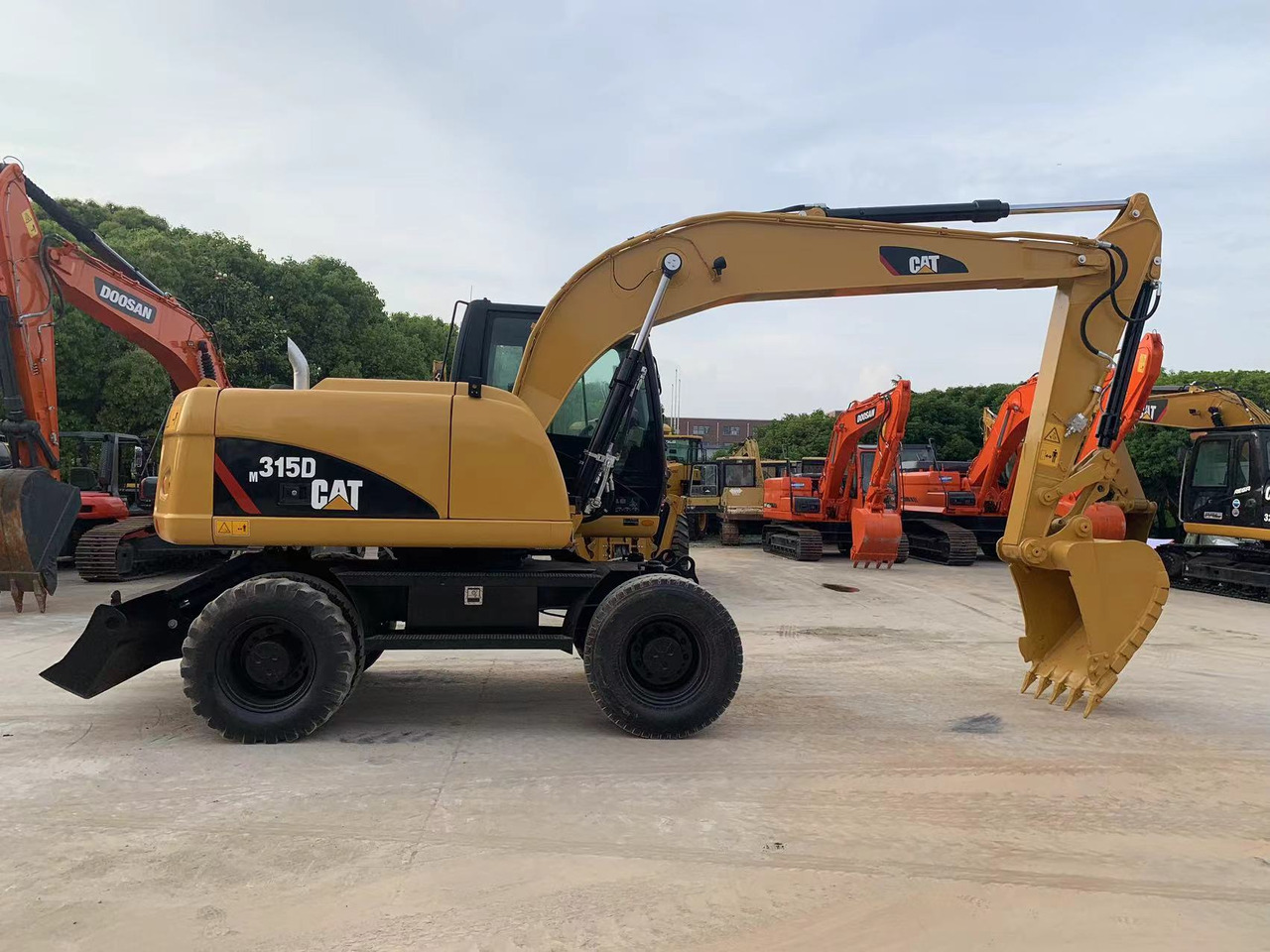Caterpillar M315D Wheel Excavator Moving by Tires - Bager točkaš: slika 1 Caterpillar M315D Wheel Excavator Moving by Tires - Bager točkaš: slika 1
