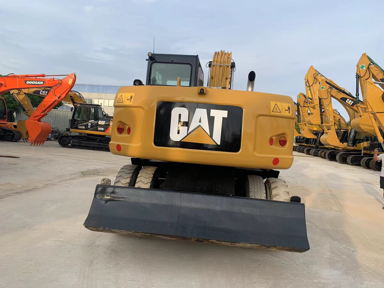 Caterpillar M315D Wheel Excavator Moving by Tires - Bager točkaš: slika 4 Caterpillar M315D Wheel Excavator Moving by Tires - Bager točkaš: slika 4