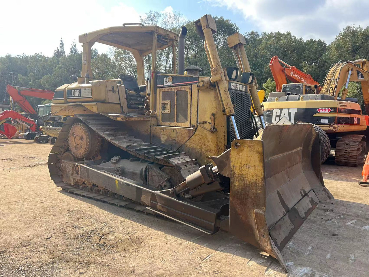 Caterpillar Original Condition CAT D6R bulldozer with Rippers - Buldožer: slika 1 Caterpillar Original Condition CAT D6R bulldozer with Rippers - Buldožer: slika 1