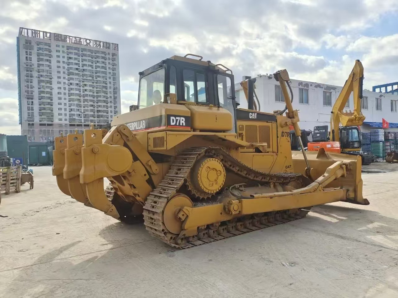 Caterpillar Secondhand Bulldozer CAT D7R Japan Origin Tracked Tractor - Buldožer: slika 1 Caterpillar Secondhand Bulldozer CAT D7R Japan Origin Tracked Tractor - Buldožer: slika 1