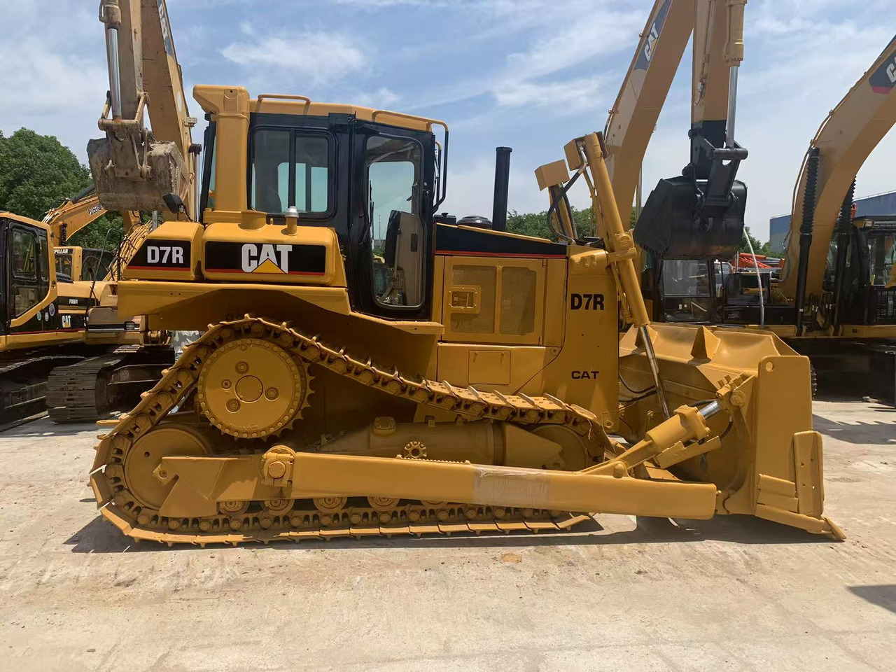 Caterpillar Tracked Tractor CAT D6R, D7R, D8R with Triangle Track - Buldožer: slika 1 Caterpillar Tracked Tractor CAT D6R, D7R, D8R with Triangle Track - Buldožer: slika 1