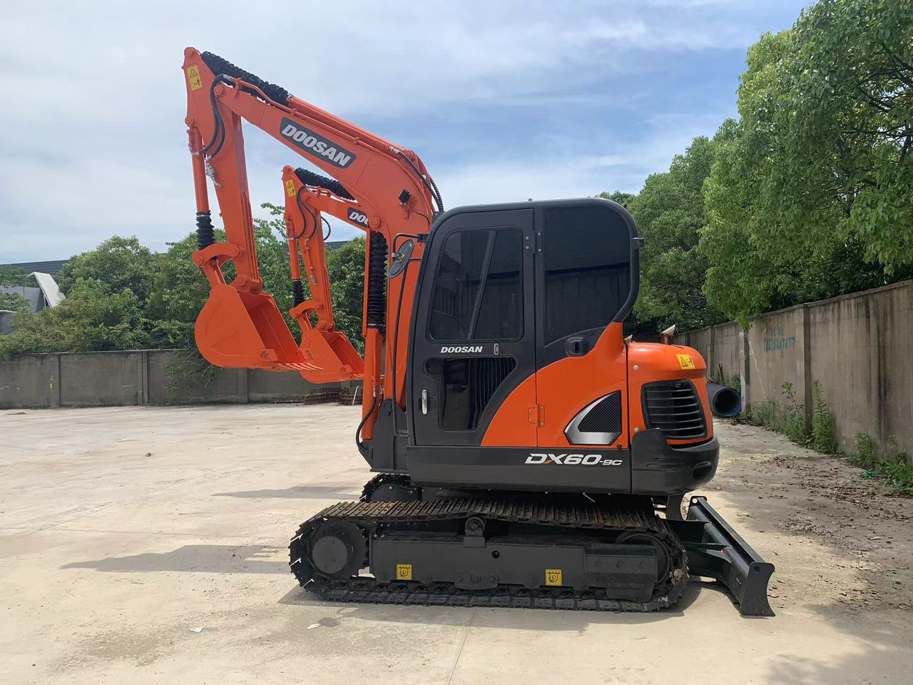 DOOSAN DX60 Good price 6 ton Small Excavator - Bager guseničar: slika 1 DOOSAN DX60 Good price 6 ton Small Excavator - Bager guseničar: slika 1