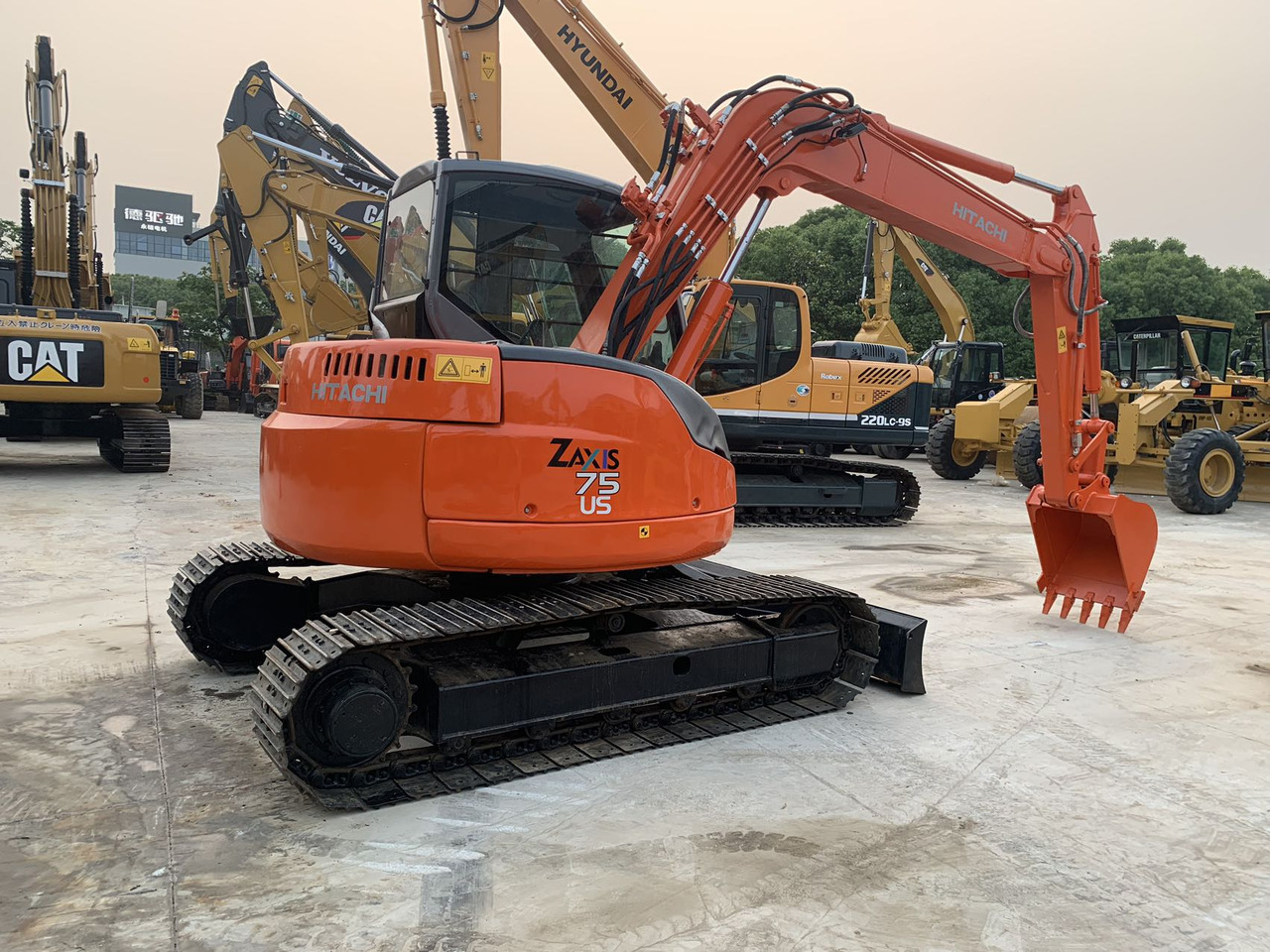 Hitachi Tracked Excavator ZX75 with Blade Dozer - Bager guseničar: slika 1 Hitachi Tracked Excavator ZX75 with Blade Dozer - Bager guseničar: slika 1