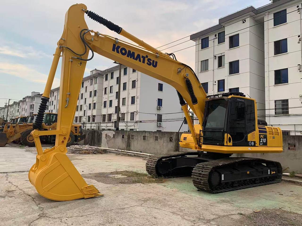 Komatsu Crawler Excavator PC210, PC200 Good Price Japan Excavator - Bager guseničar: slika 1 Komatsu Crawler Excavator PC210, PC200 Good Price Japan Excavator - Bager guseničar: slika 1