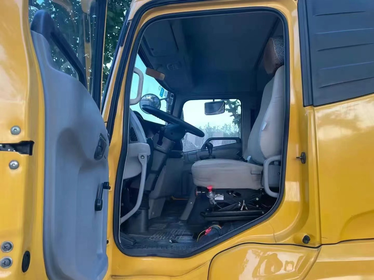 XCMG Second Hand Condition 5 ton Truck-mounted Crane with Cummins Engine - Autodizalica: slika 3 XCMG Second Hand Condition 5 ton Truck-mounted Crane with Cummins Engine - Autodizalica: slika 3