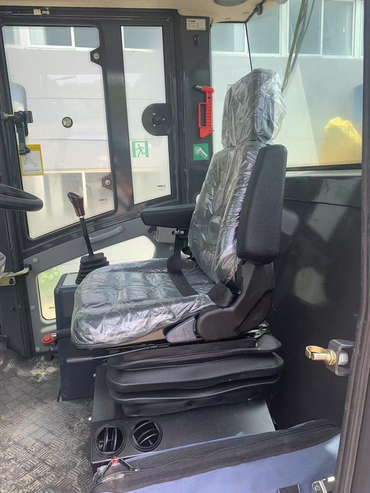 XCMG Vibratory Road roller XS183J Brand New Condition - Valjak za puteve: slika 5 XCMG Vibratory Road roller XS183J Brand New Condition - Valjak za puteve: slika 5